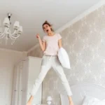 funguje-aj-v-chruscovke-ako-vizualne-zvysit-strop-v-akejkolvek.webp.webp