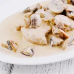 kuracie-file-s-hubami-v-smotanovej-omacke-recept-na-luxusne.webp.webp